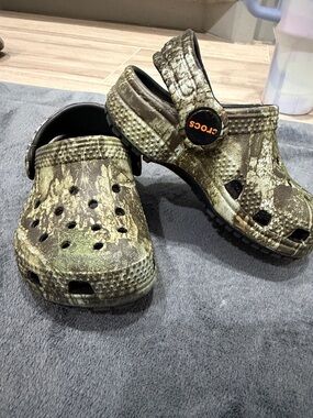 CROCS toddler 5c CAMO-Patterned Classic Clog in Green and Brown
